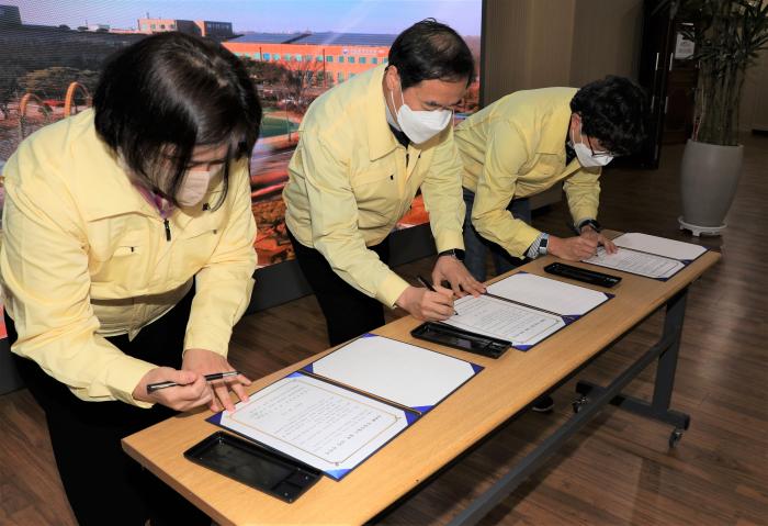 김동진 원장중앙이 선언서에 서명하는 장면