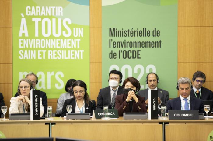각국 환경장관이 참석한 가운데 회의가 진행되고 있다